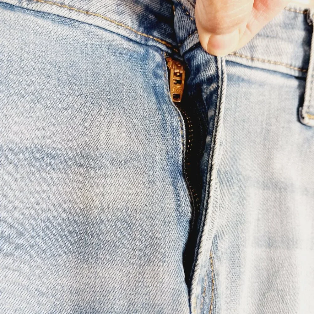 Levi's Signature Mid Rise Denim Jean Shorts, Lt. Wash, Distressed  Size 12 - W31 - Picture 6 of 15